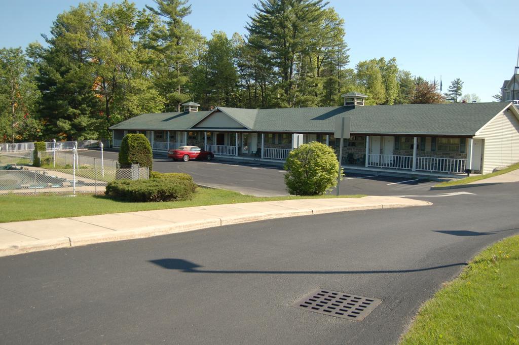 Wakita Court Motel Queensbury Eksteriør bilde