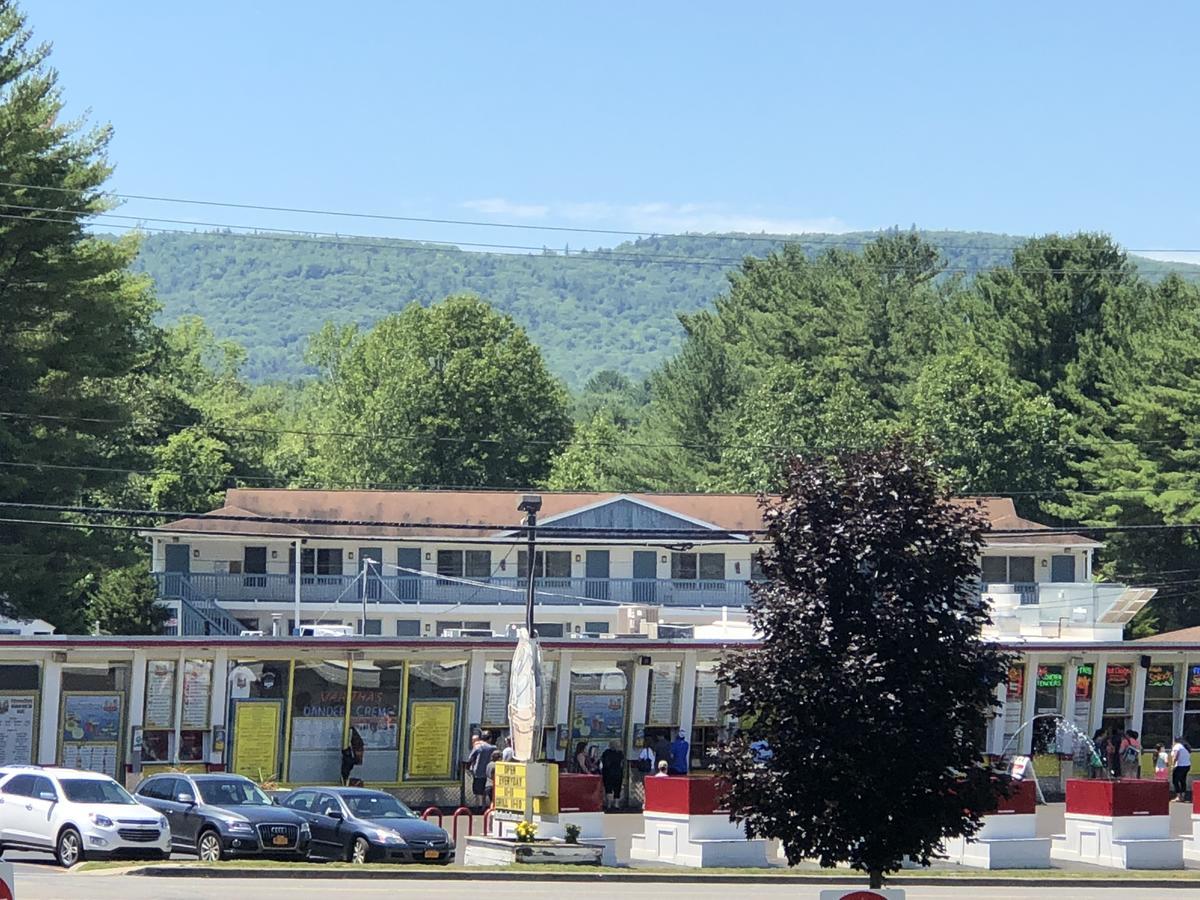Wakita Court Motel Queensbury Eksteriør bilde